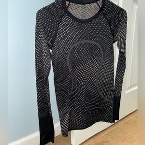Lululemon swiftly tech long sleeve size 4